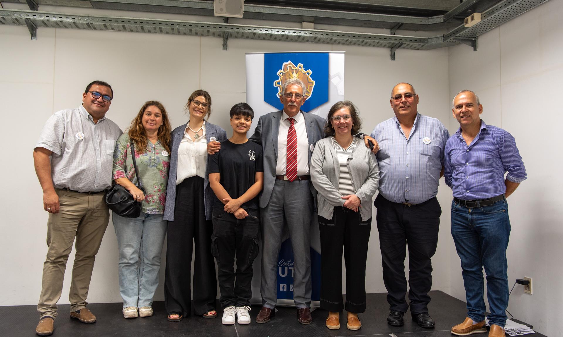 Egresó la primera generación del Bachillerato Bilingüe de Informática, una carrera de primer nivel