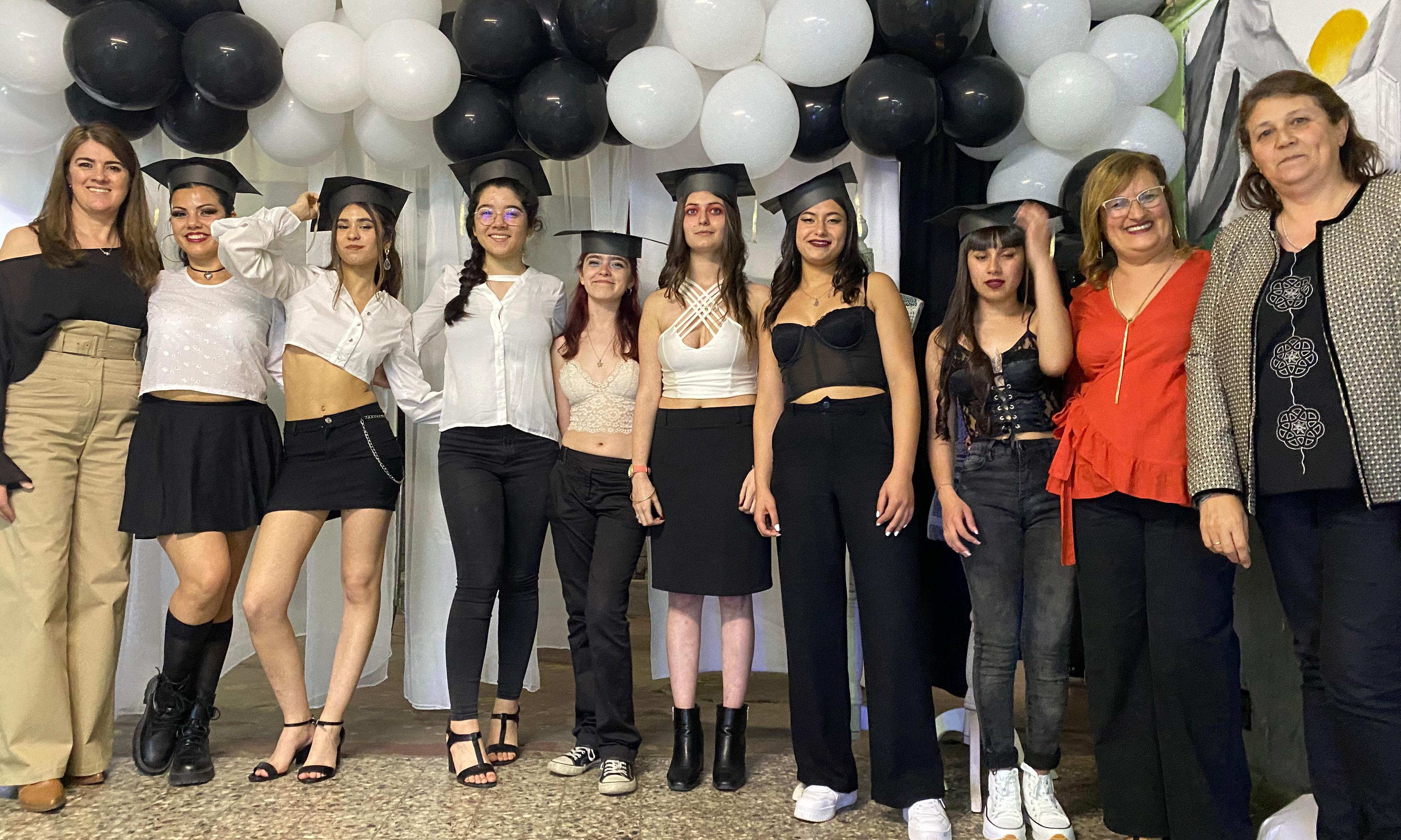 Desfile en la Escuela Técnica Las Piedras: creatividad y diseño inspirado en iconos locales