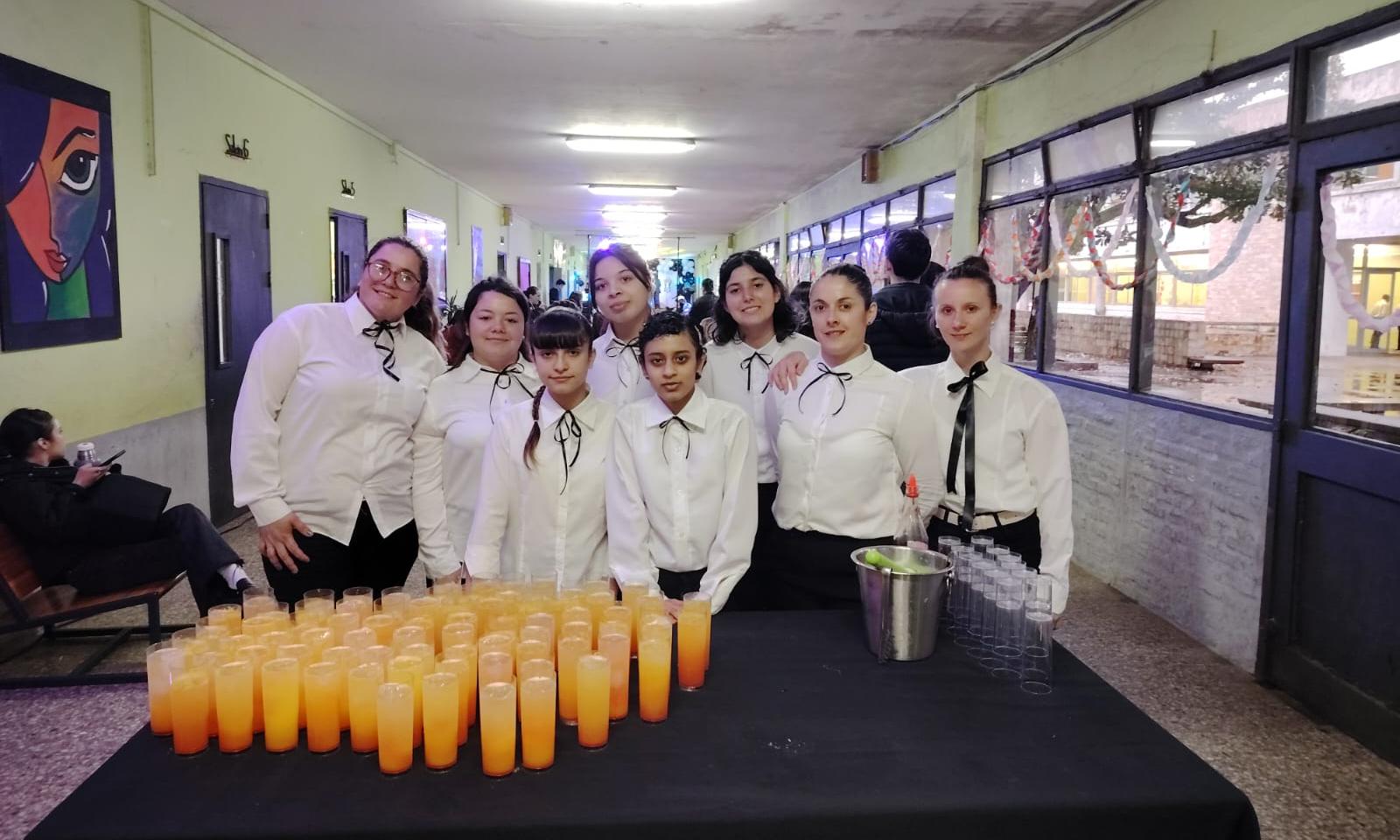 Desfile en la Escuela Técnica Las Piedras: creatividad y diseño inspirado en iconos locales