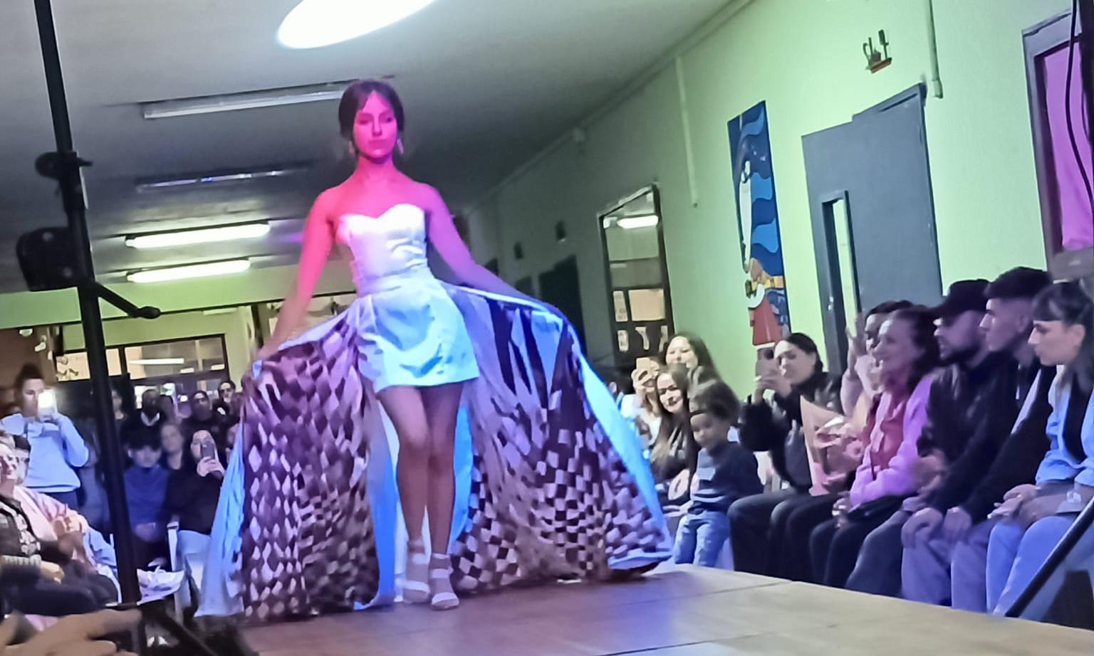 Desfile en la Escuela Técnica Las Piedras: creatividad y diseño inspirado en iconos locales