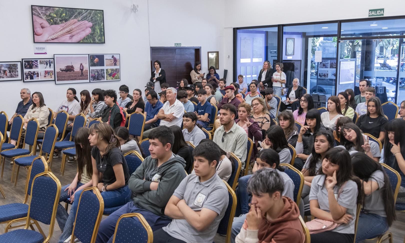 La historia de un siglo y sesenta fotos: la muestra y el libro de UTU se presentaron en Durazno
