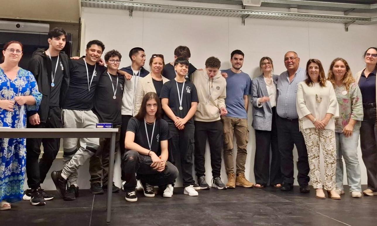 Egresó la primera generación del Bachillerato Bilingüe de Informática, una carrera de primer nivel