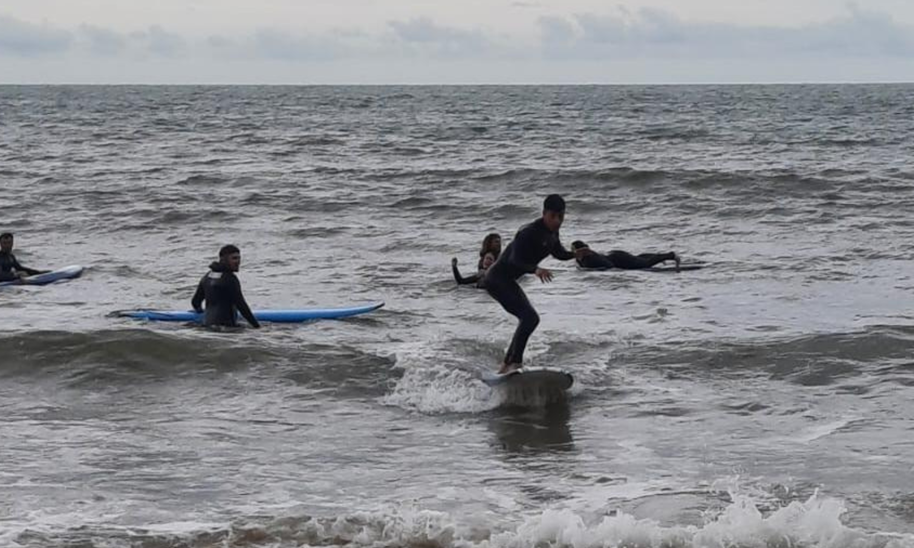 UTU junto a organizaciones de Maldonado hicieron posible que estudiantes de San Carlos realizaran surf por primera vez 