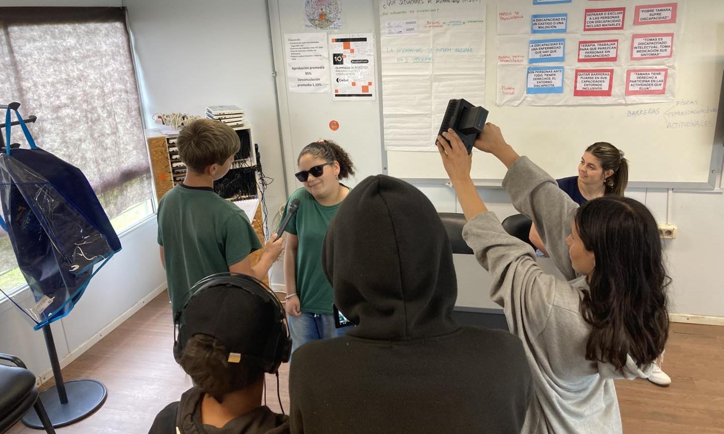 Joven con discapacidad visual es entrevistada y grabada por más adolescentes 
