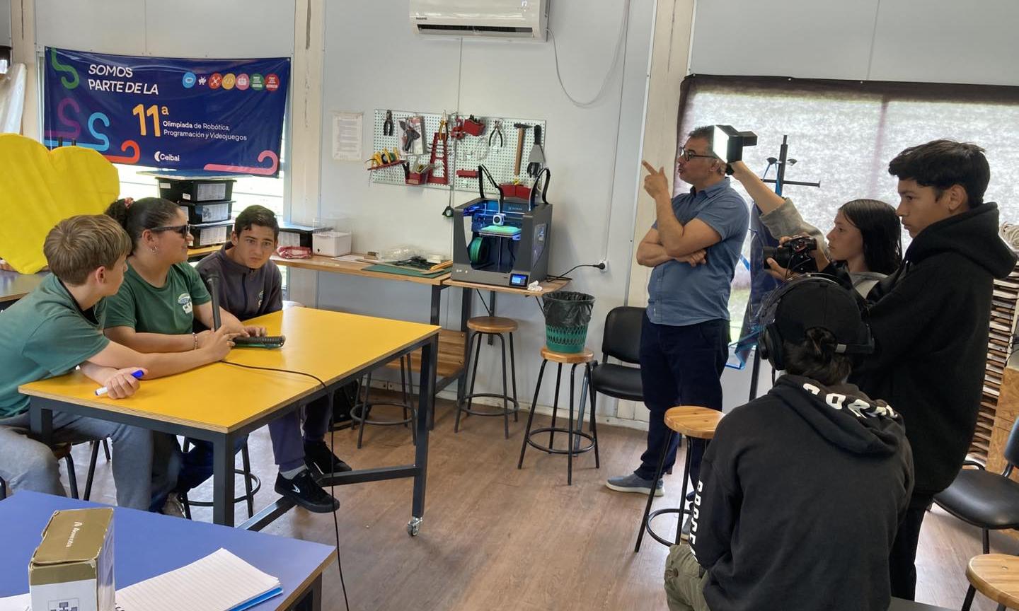 Jovenes del cea 90 siendo dialogan mientras son instruidos y grabados por más alumnos para el documental