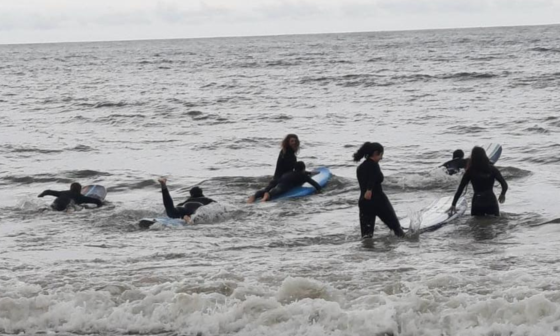 UTU junto a organizaciones de Maldonado hicieron posible que estudiantes de San Carlos realizaran surf por primera vez 