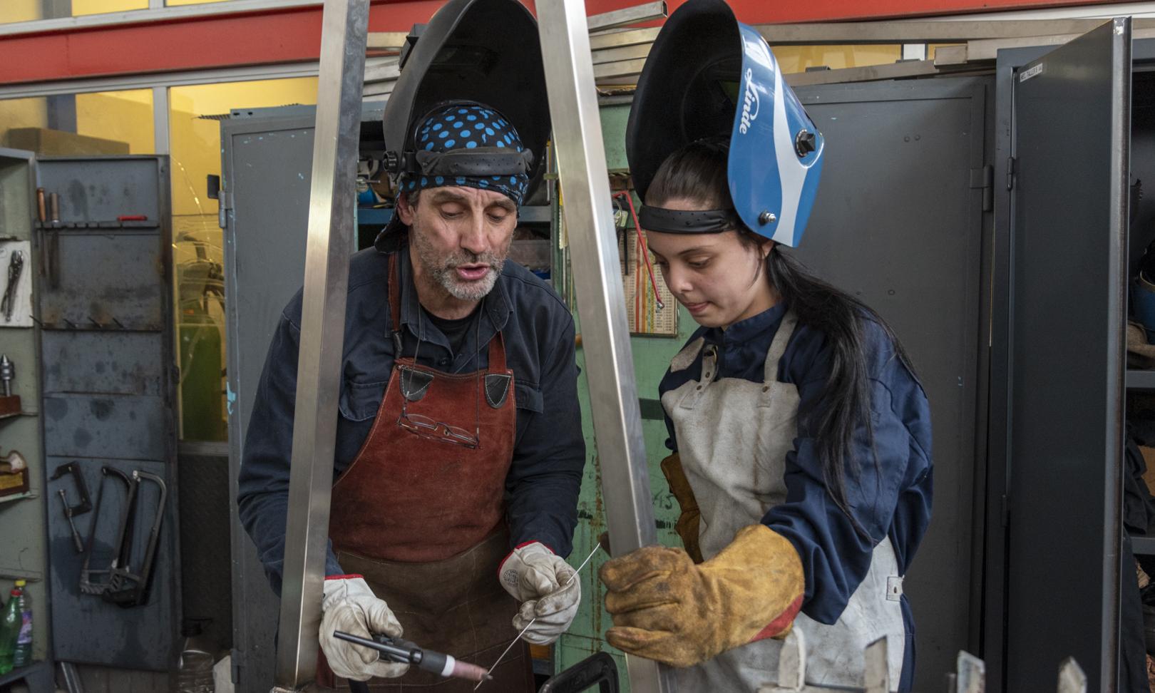 Estudiantes de la Escuela Técnica Arroyo Seco adaptan carros de carnicería para fortalecer la formación en gastronomía