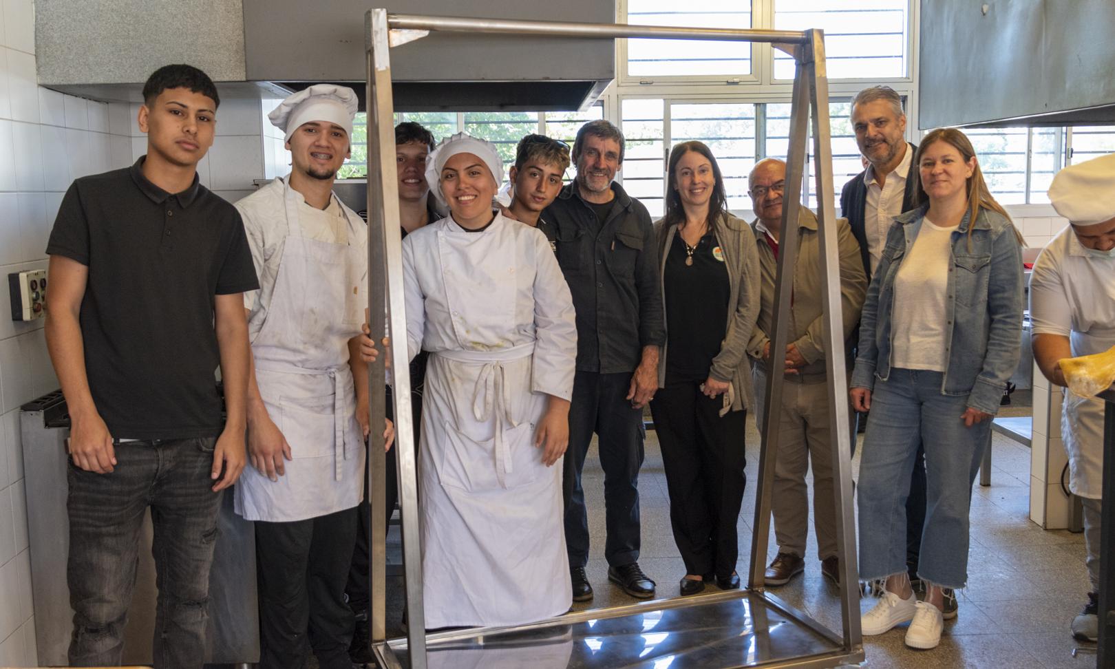 Estudiantes de la Escuela Técnica Arroyo Seco adaptan carros de carnicería para fortalecer la formación en gastronomía