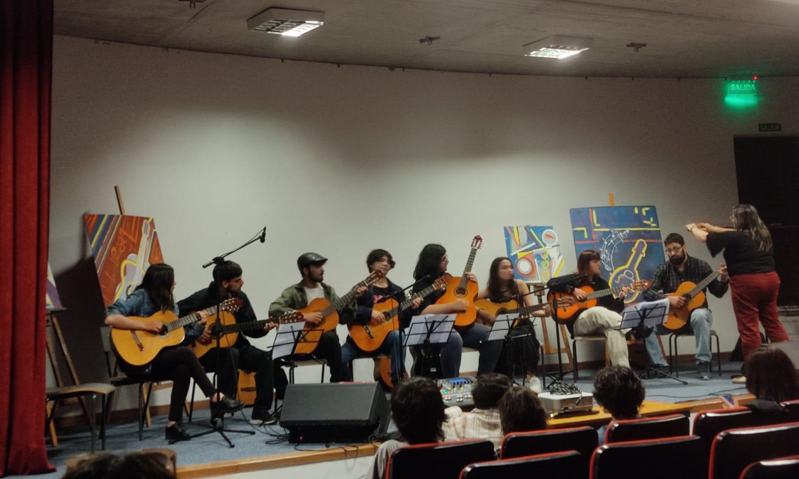 Entre acordes, armonías y espectáculos cerró el año el Bachillerato de Música de UTU Figari 
