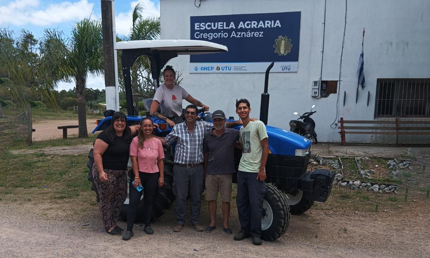 EA Gregorio Aznárez recibió un tractor
