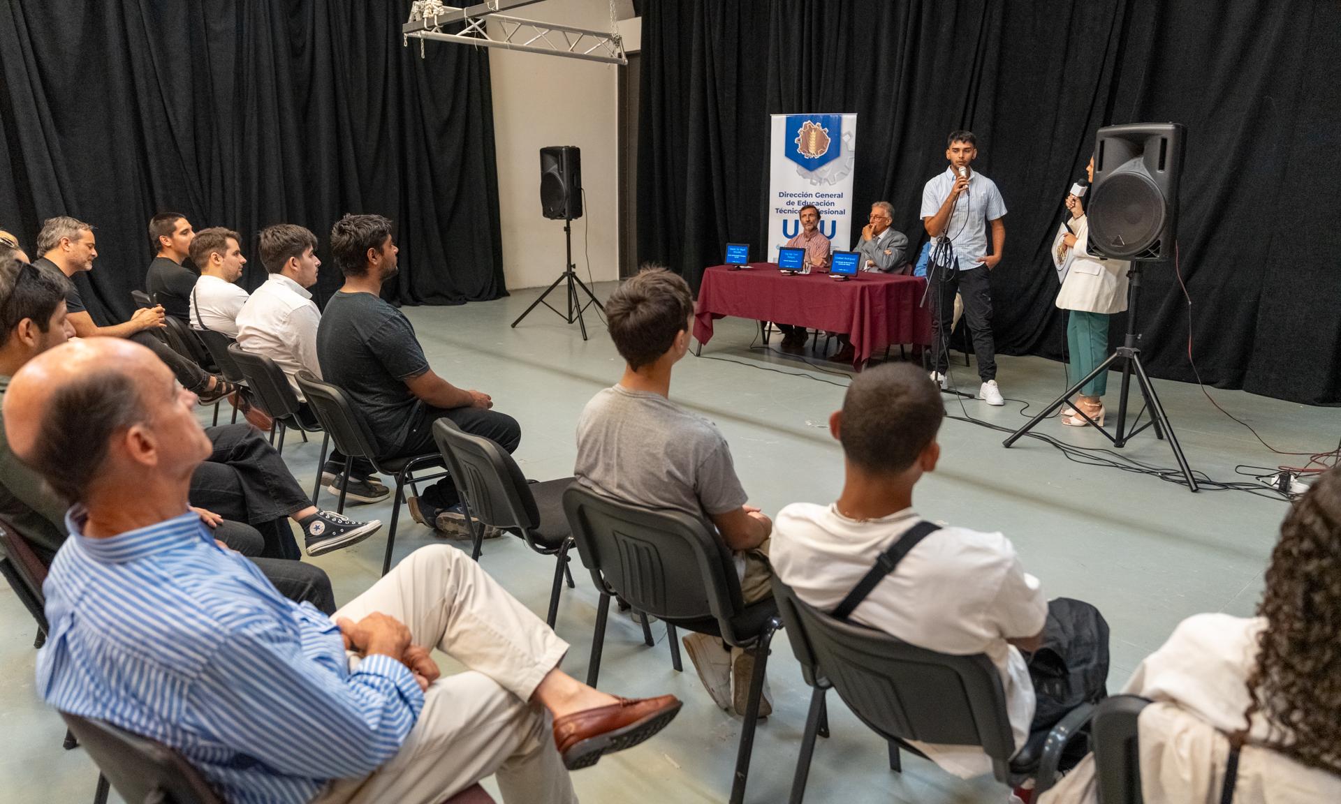 Jóvenes abren camino en la educación dual