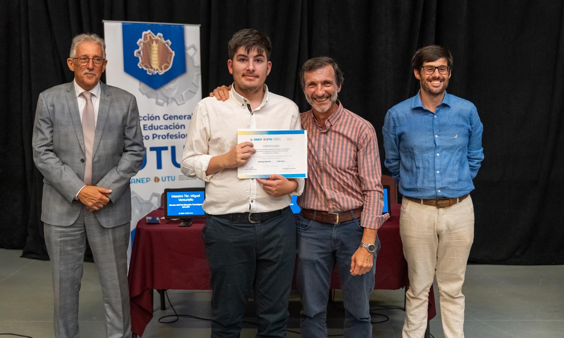 Jóvenes abren camino en la educación dual