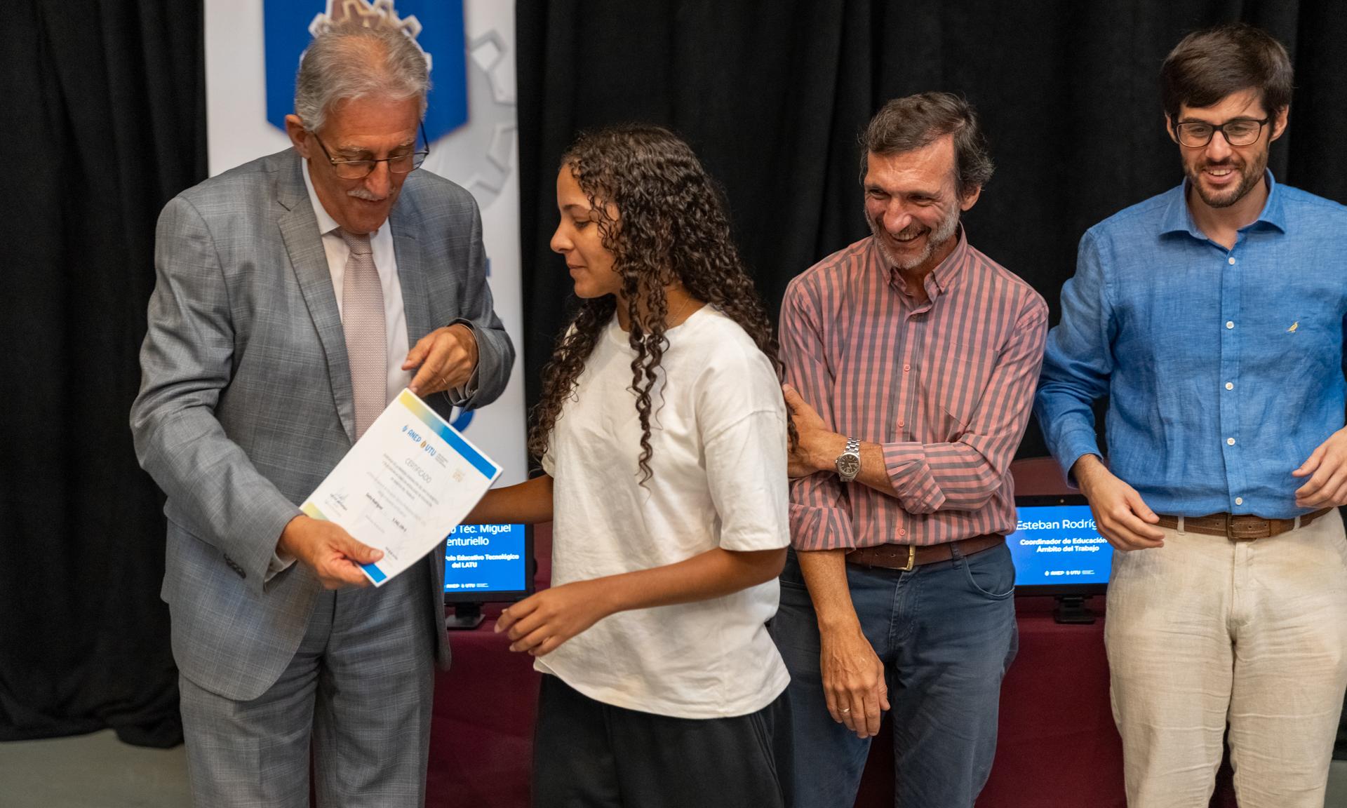 Jóvenes abren camino en la educación dual
