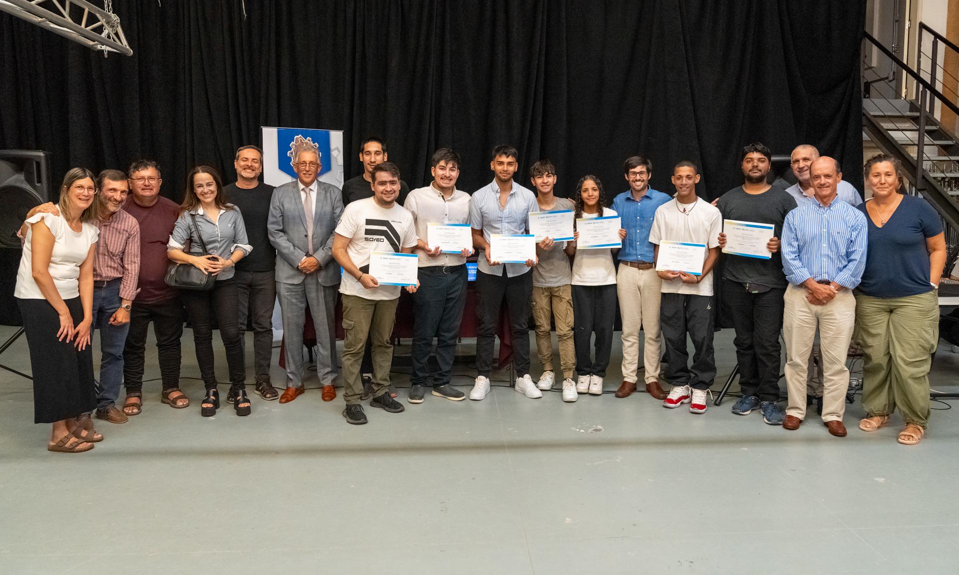 Jóvenes abren camino en la educación dual