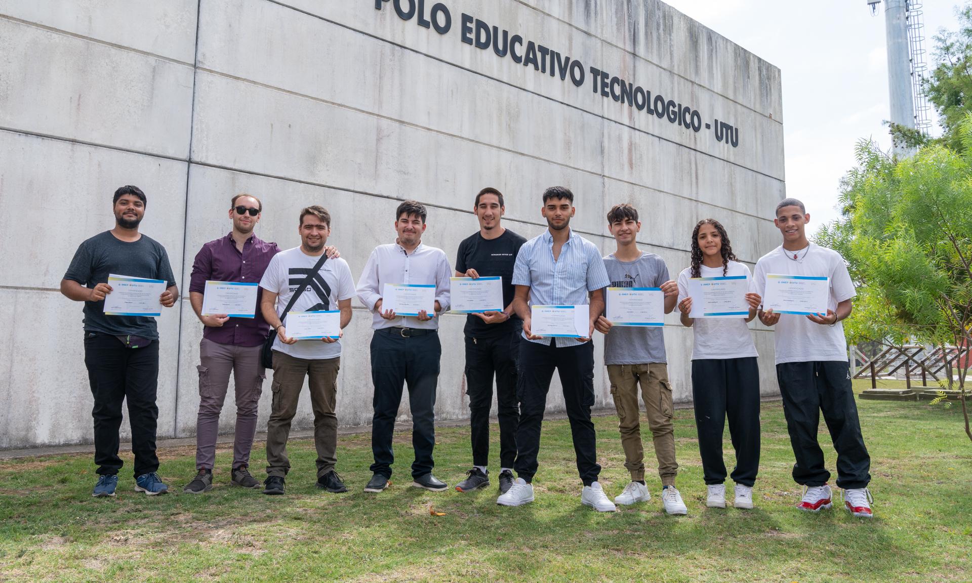 Jóvenes abren camino en la educación dual