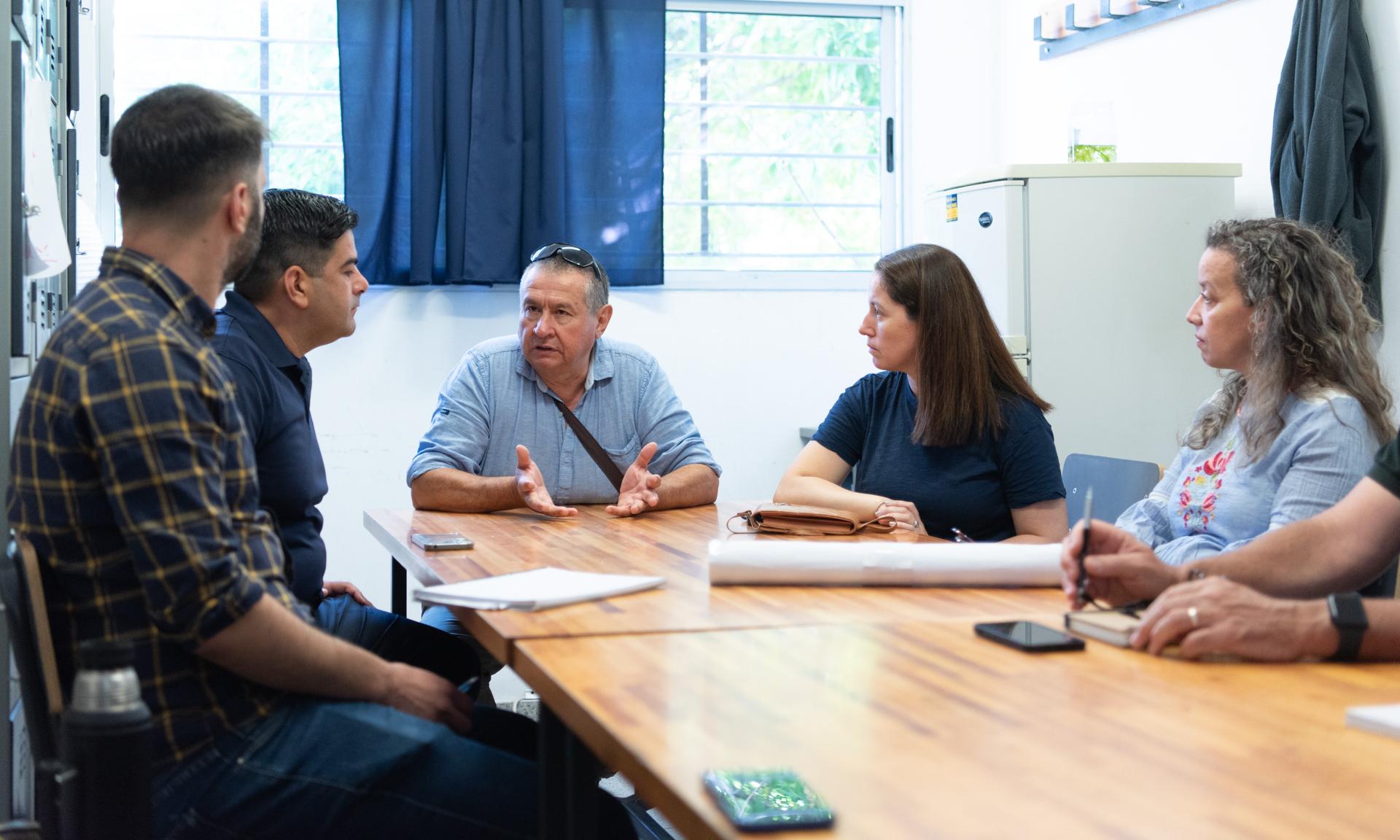 Reunión clave con autoridades de INR permitirá una rápida ejecución en la apertura del centro educativo en Unidad 6 en Punta de Rieles