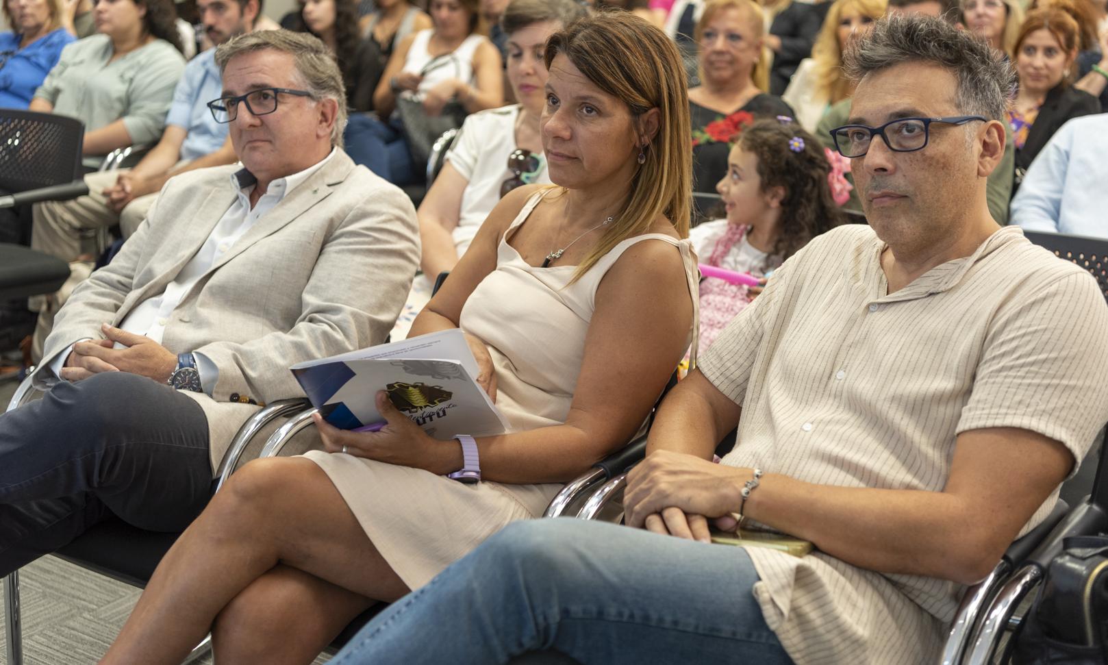 Una noche cargada de emociones: estudiantes de Comunicación y Diseño Gráfico recibieron sus certificados de egreso