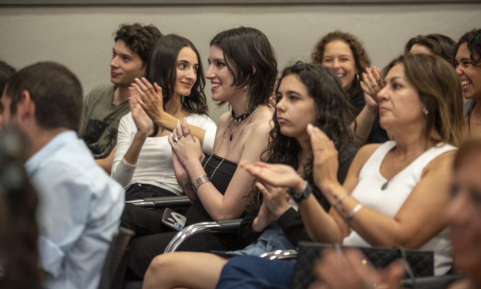 Una noche cargada de emociones: estudiantes de Comunicación y Diseño Gráfico recibieron sus certificados de egreso