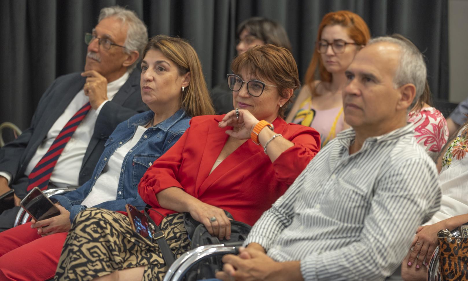 Una noche cargada de emociones: estudiantes de Comunicación y Diseño Gráfico recibieron sus certificados de egreso
