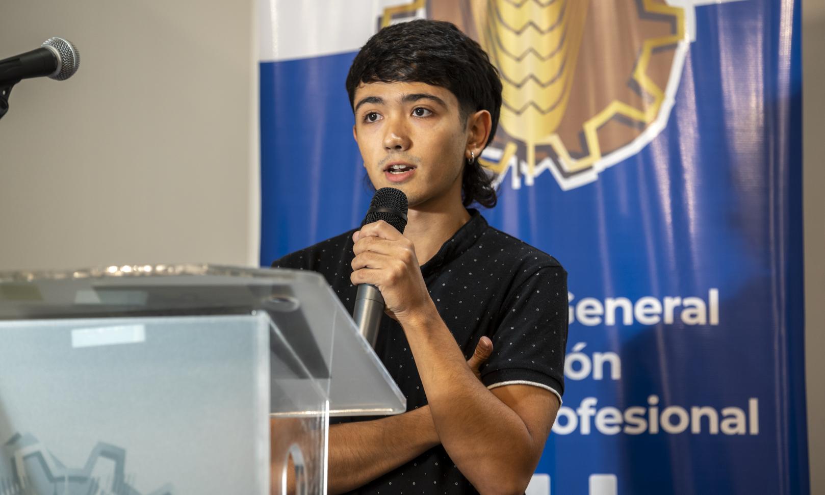 Una noche cargada de emociones: estudiantes de Comunicación y Diseño Gráfico recibieron sus certificados de egreso