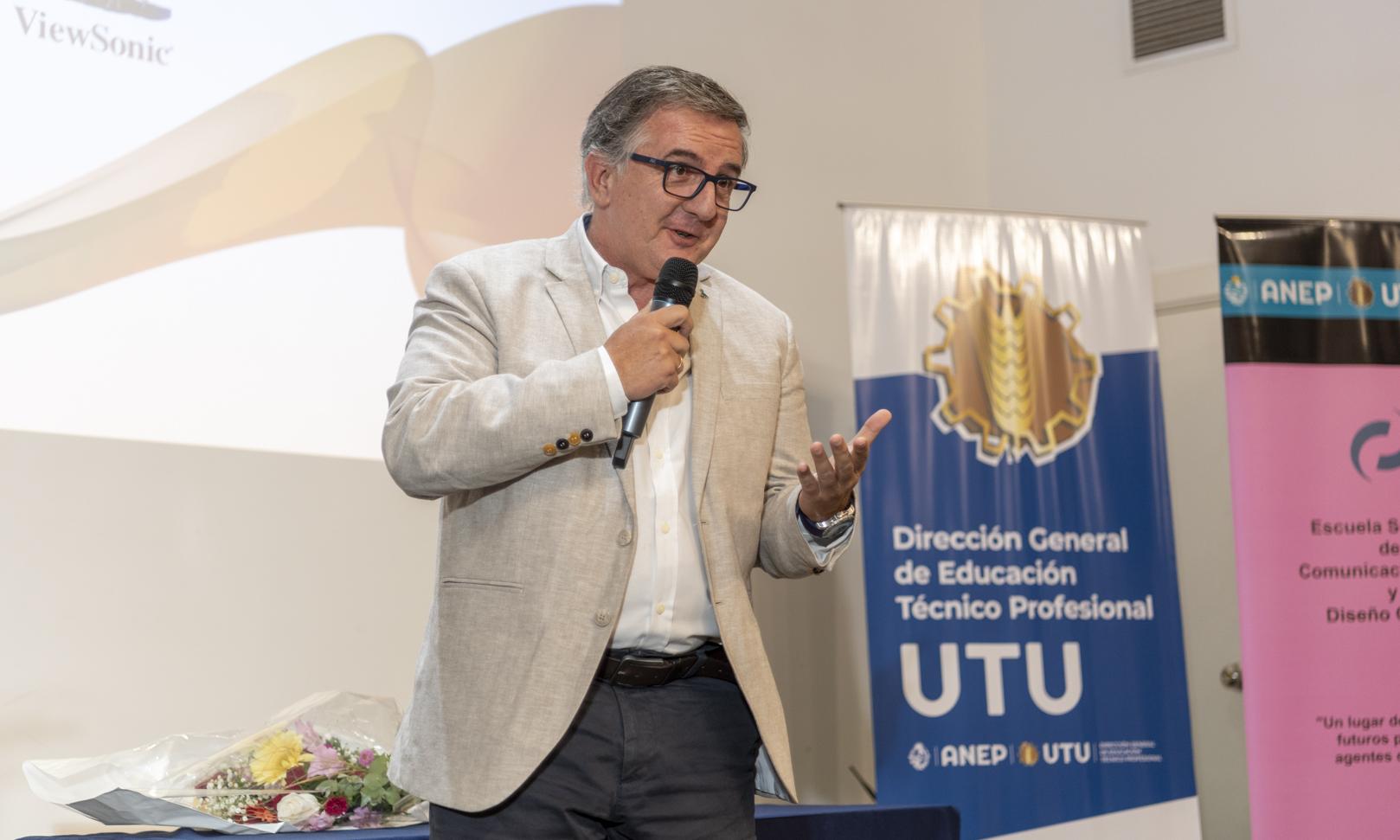 Una noche cargada de emociones: estudiantes de Comunicación y Diseño Gráfico recibieron sus certificados de egreso