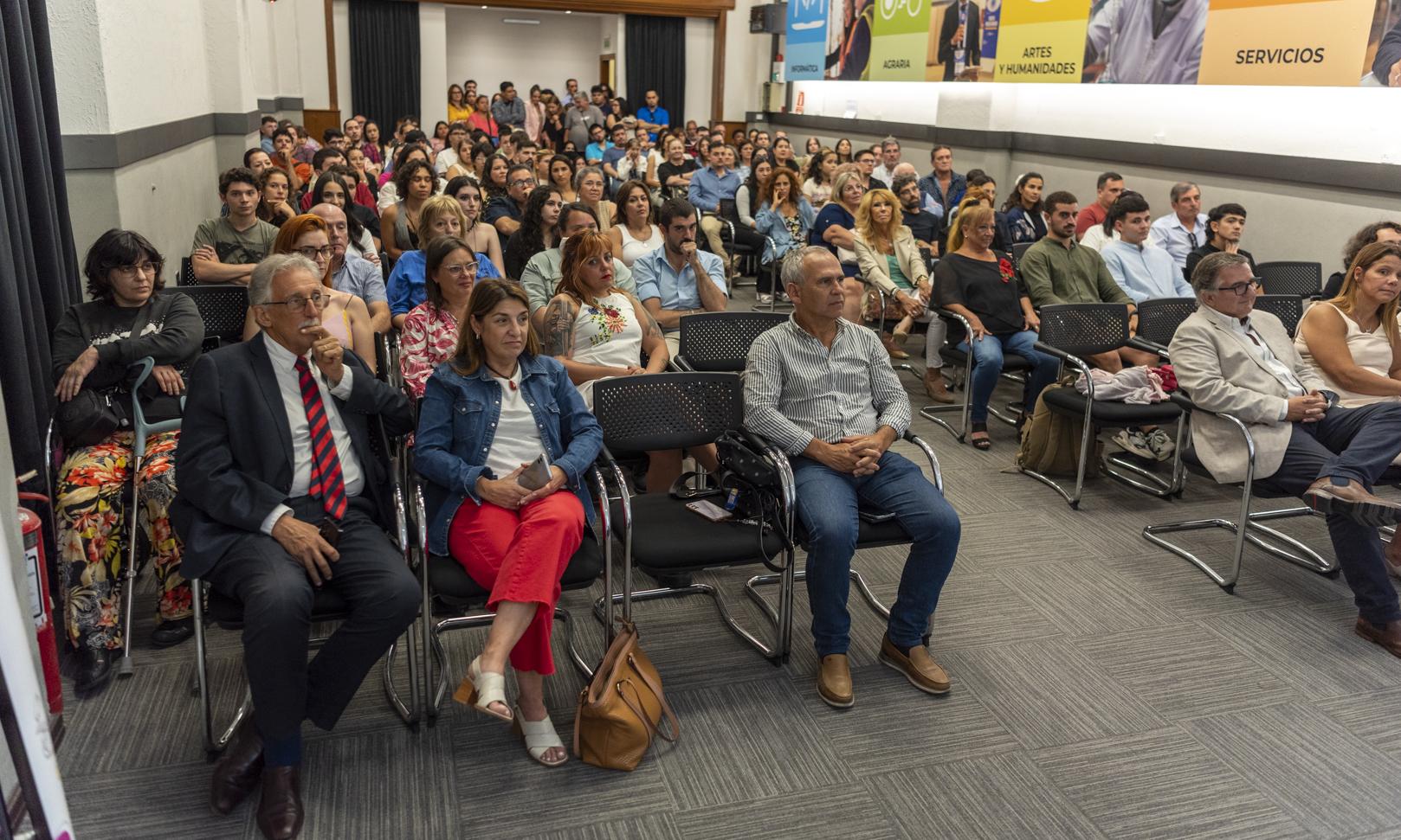 Una noche cargada de emociones: estudiantes de Comunicación y Diseño Gráfico recibieron sus certificados de egreso