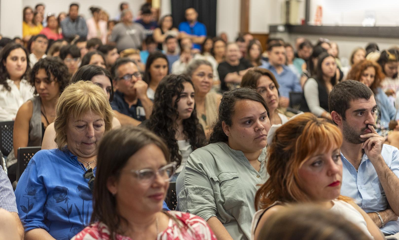 Una noche cargada de emociones: estudiantes de Comunicación y Diseño Gráfico recibieron sus certificados de egreso