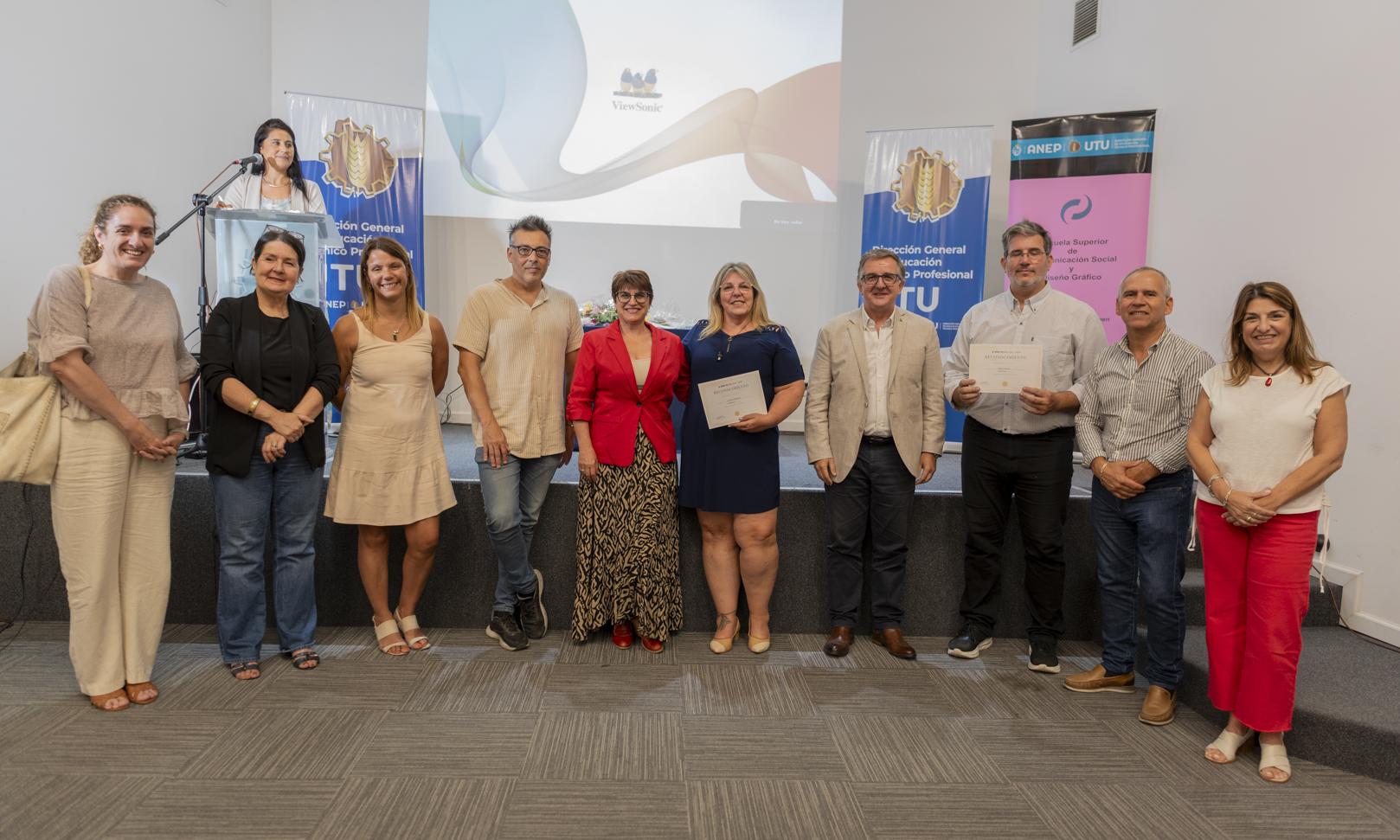 Una noche cargada de emociones: estudiantes de Comunicación y Diseño Gráfico recibieron sus certificados de egreso