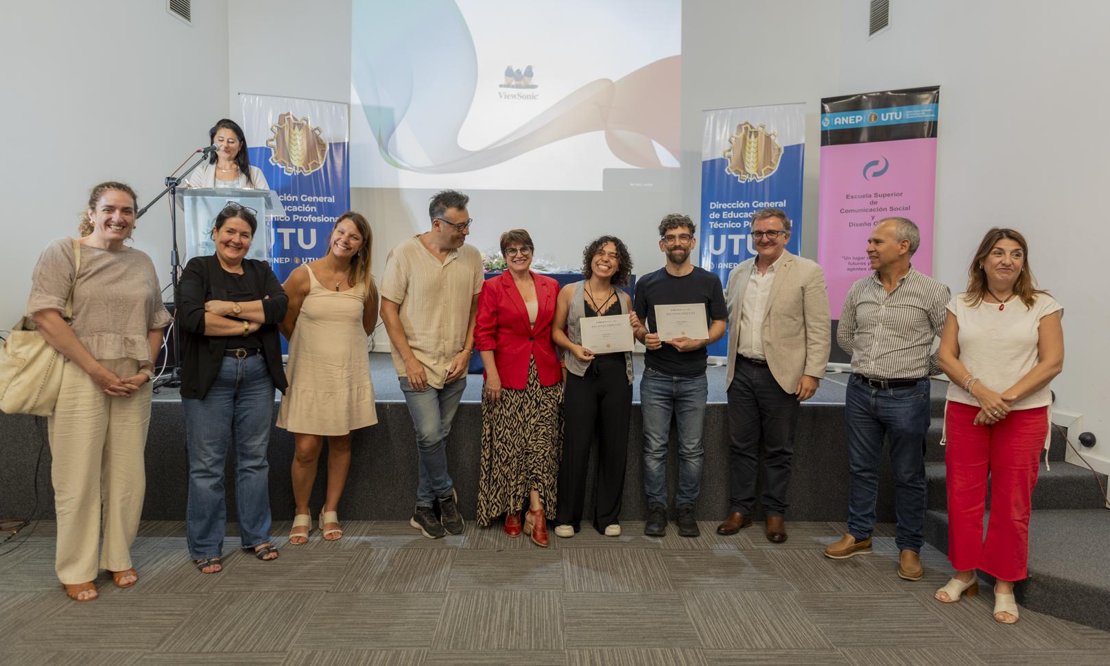 Una noche cargada de emociones: estudiantes de Comunicación y Diseño Gráfico recibieron sus certificados de egreso