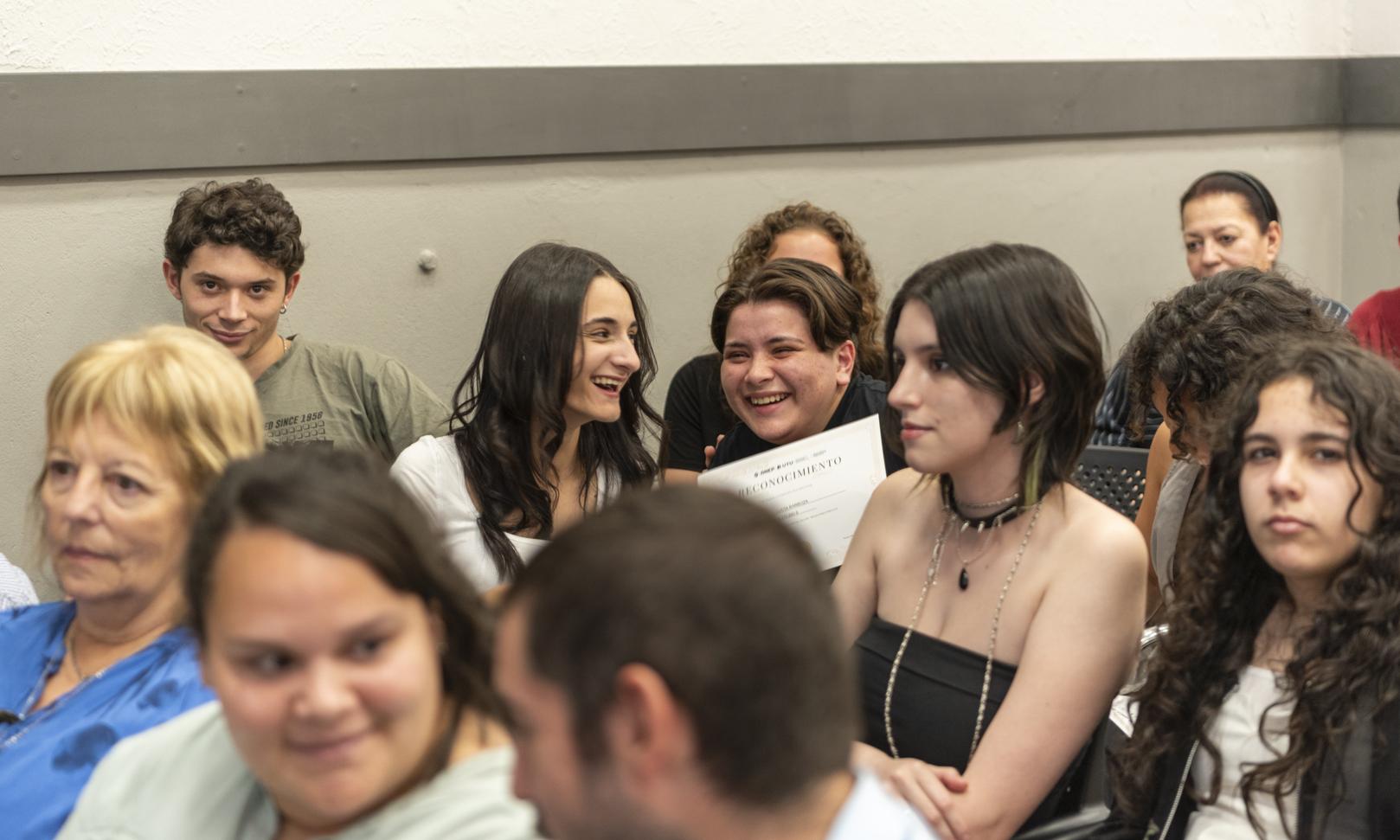 Una noche cargada de emociones: estudiantes de Comunicación y Diseño Gráfico recibieron sus certificados de egreso