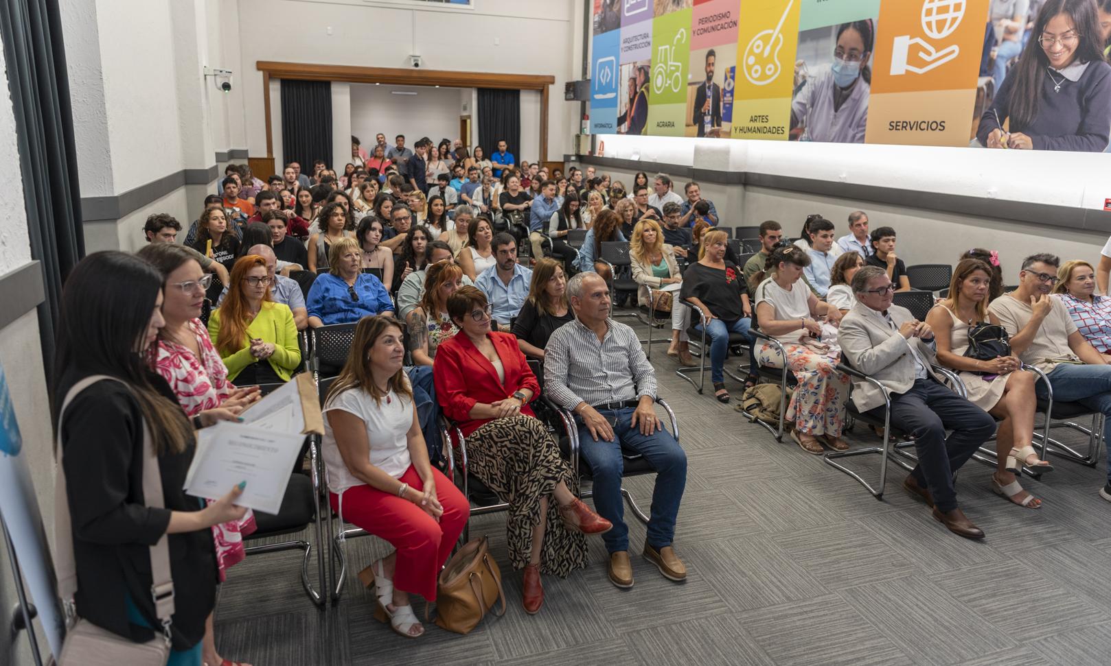 Una noche cargada de emociones: estudiantes de Comunicación y Diseño Gráfico recibieron sus certificados de egreso