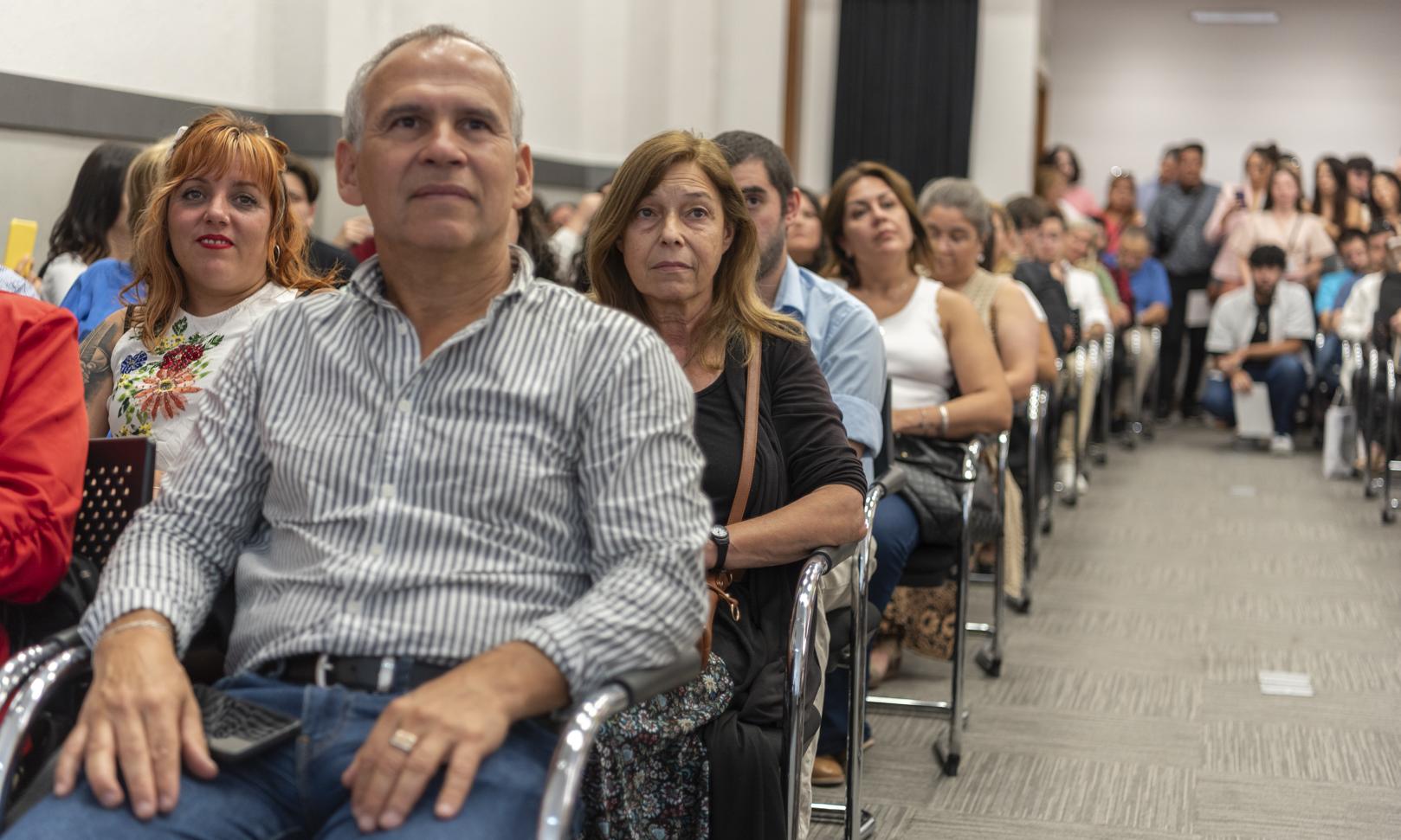 Una noche cargada de emociones: estudiantes de Comunicación y Diseño Gráfico recibieron sus certificados de egreso