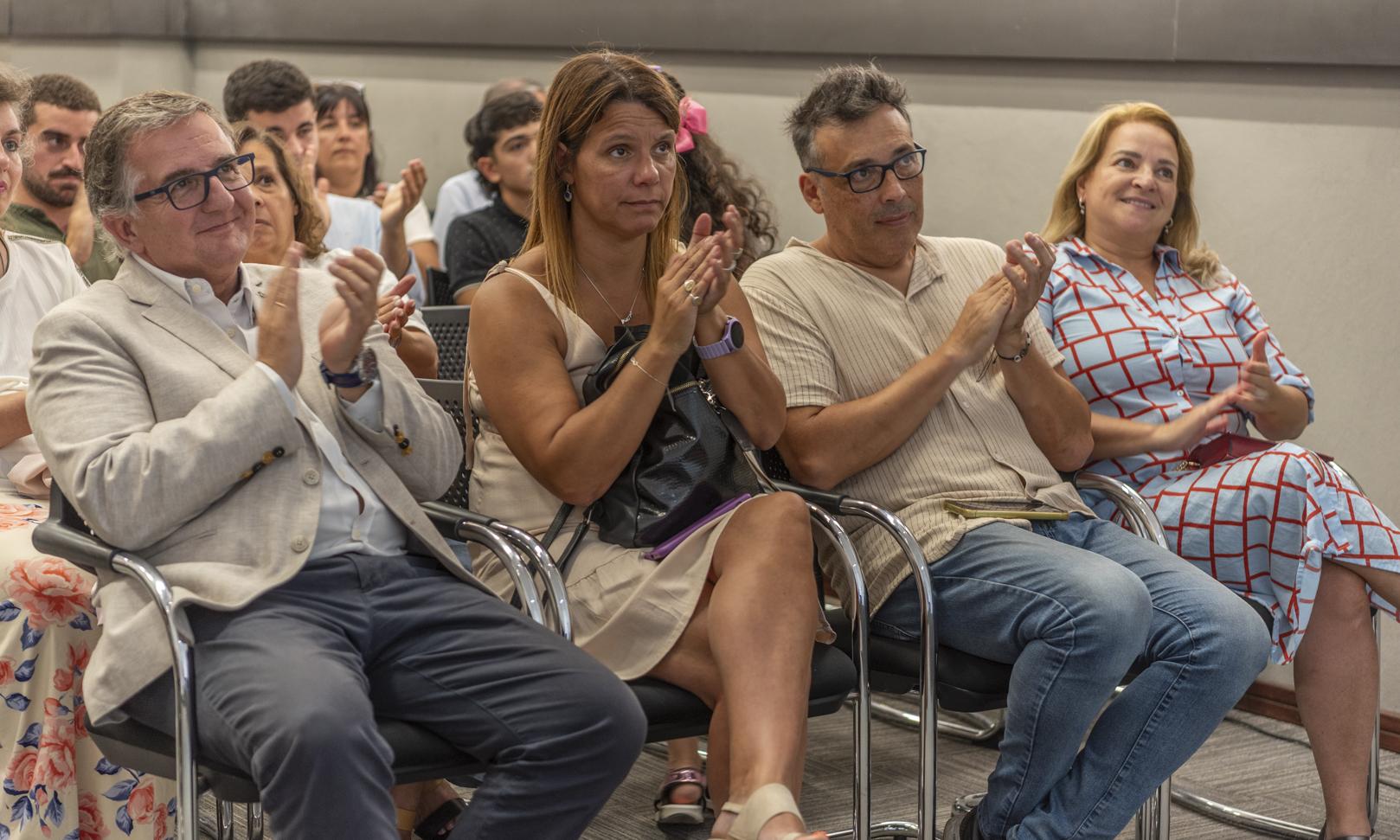 Una noche cargada de emociones: estudiantes de Comunicación y Diseño Gráfico recibieron sus certificados de egreso