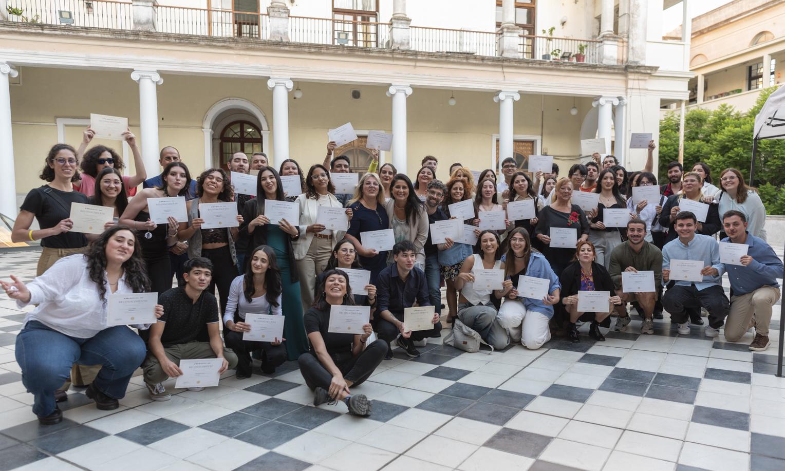 Una noche cargada de emociones: estudiantes de Comunicación y Diseño Gráfico recibieron sus certificados de egreso