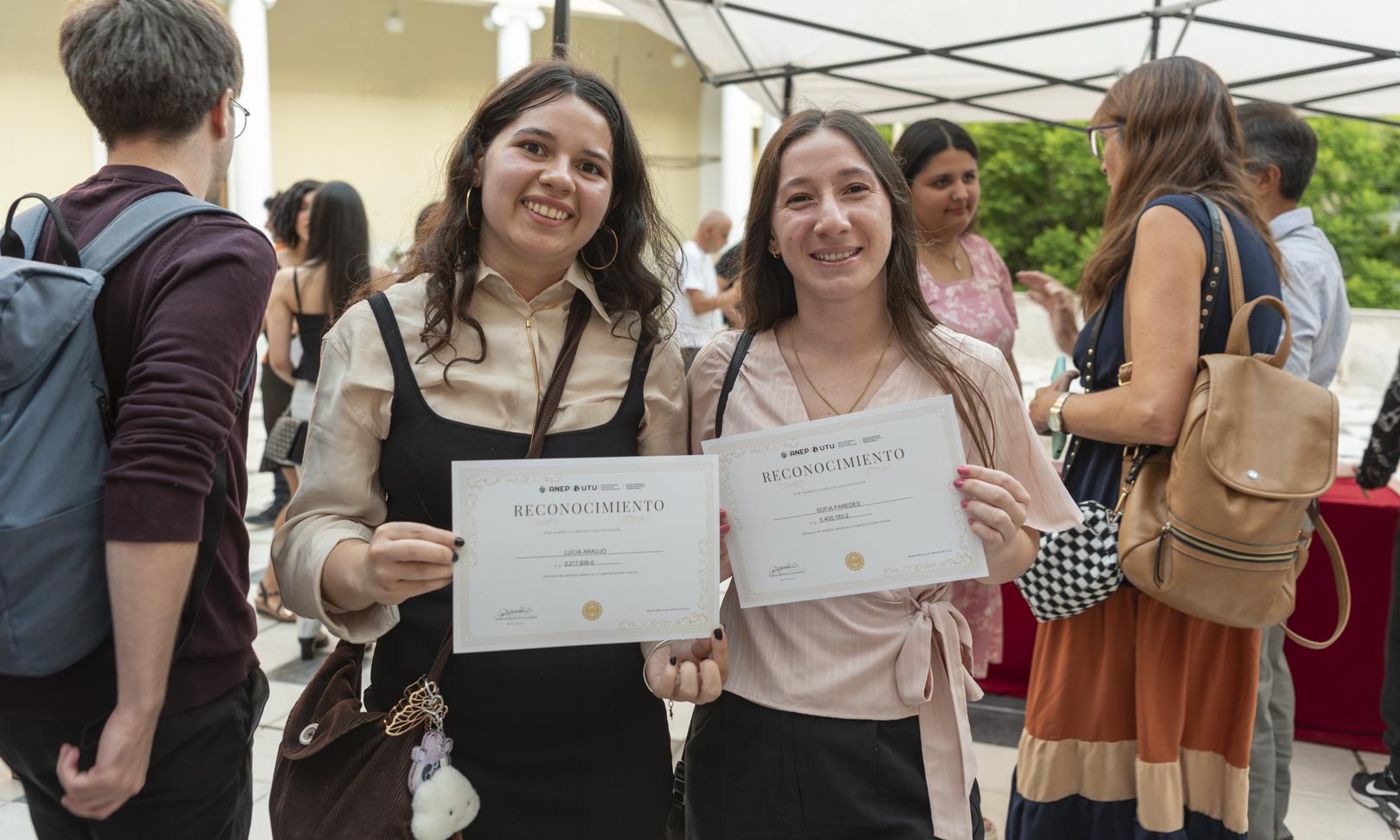 Una noche cargada de emociones: estudiantes de Comunicación y Diseño Gráfico recibieron sus certificados de egreso