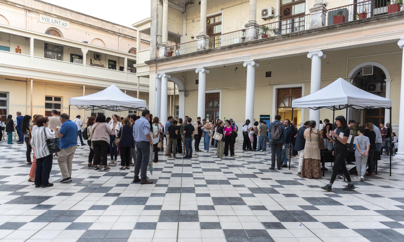 Una noche cargada de emociones: estudiantes de Comunicación y Diseño Gráfico recibieron sus certificados de egreso