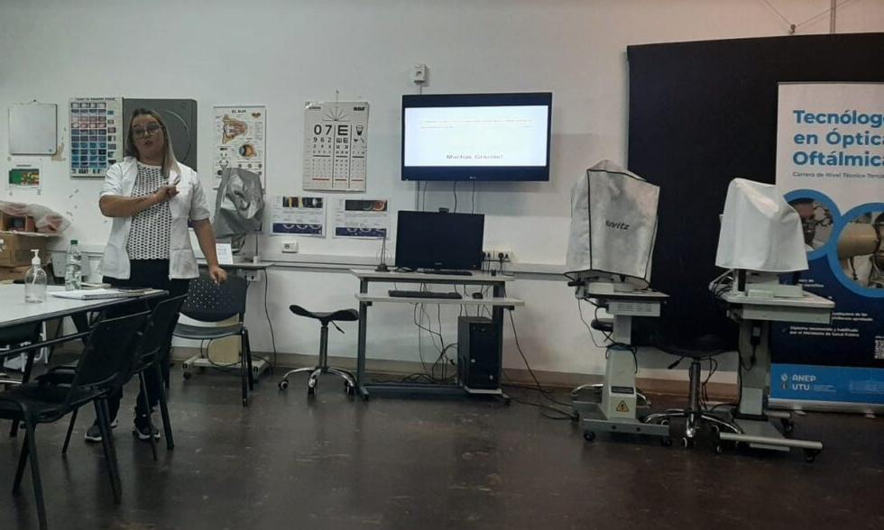La única carrera que forma tecnólogos ópticos en el Uruguay, celebró el egreso de siete nuevos profesionales