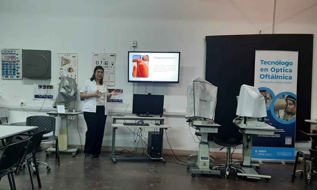 La única carrera que forma tecnólogos ópticos en el Uruguay, celebró el egreso de siete nuevos profesionales