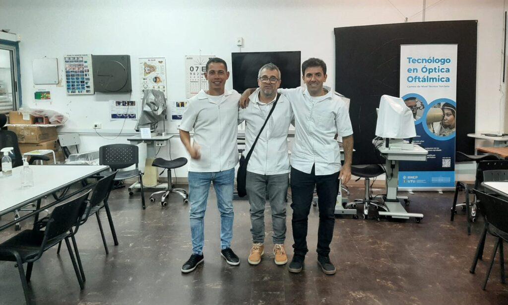 La única carrera que forma tecnólogos ópticos en el Uruguay, celebró el egreso de siete nuevos profesionales