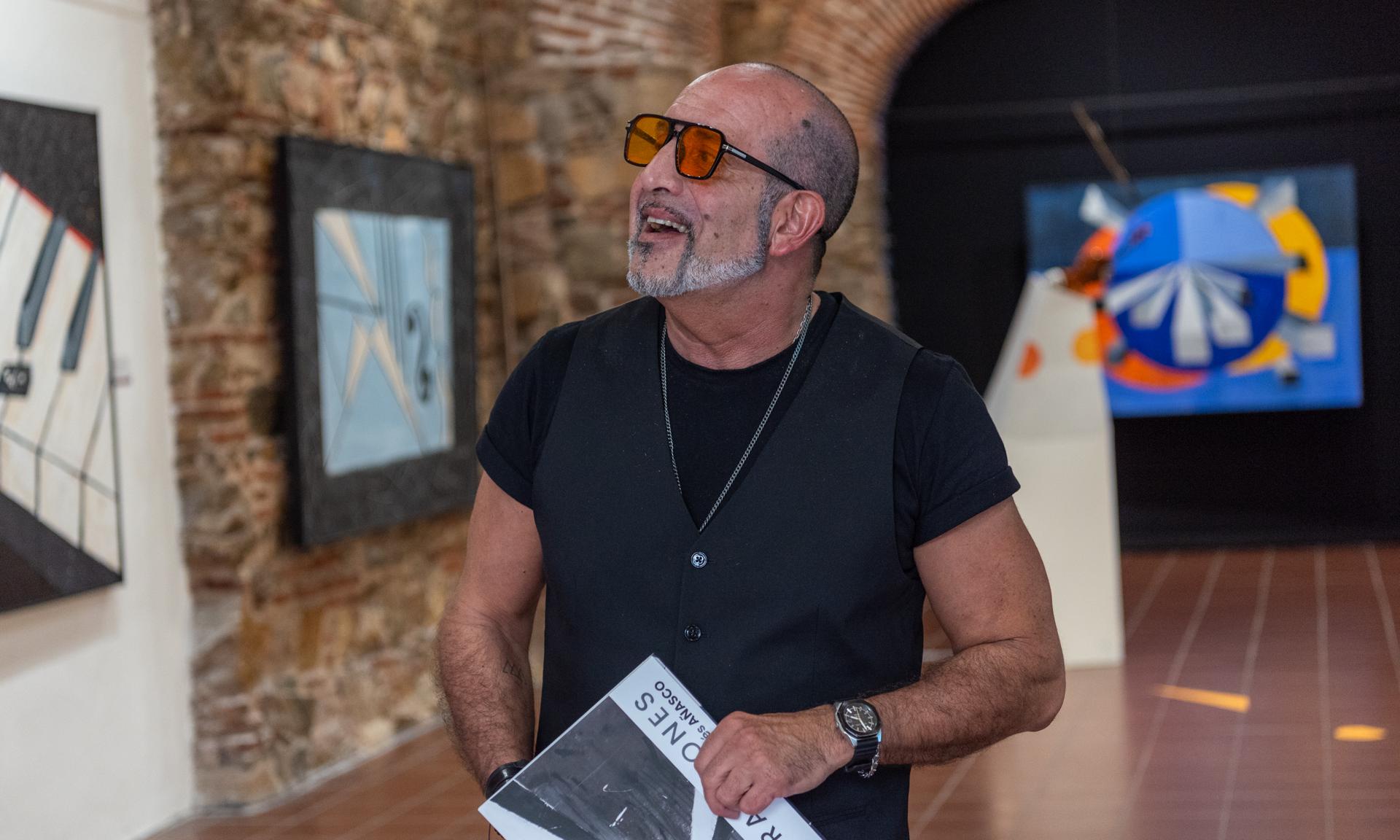 Alejandro Fiore vino a Uruguay para ver la muestra de Abstracciones de Andrés Añasco