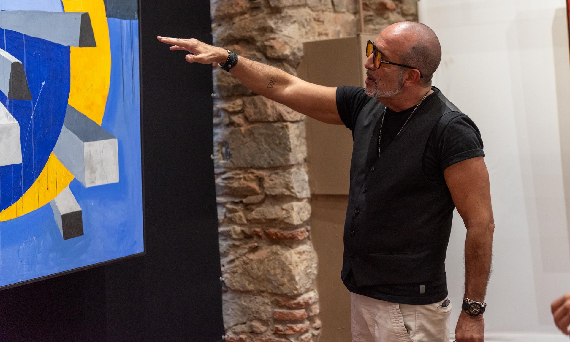 Alejandro Fiore vino a Uruguay para ver la muestra de Abstracciones de Andrés Añasco 