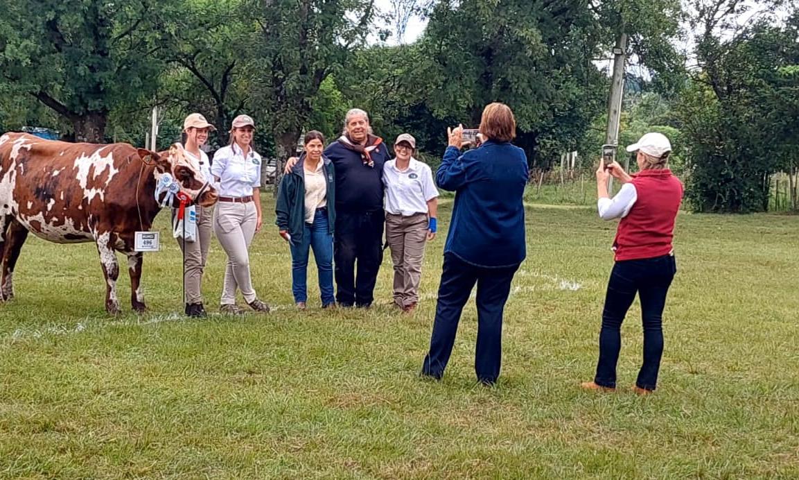 Expo Durazno: la escuela agraria local obtuvo la Reservada Gran Campeona con la raza Normando
