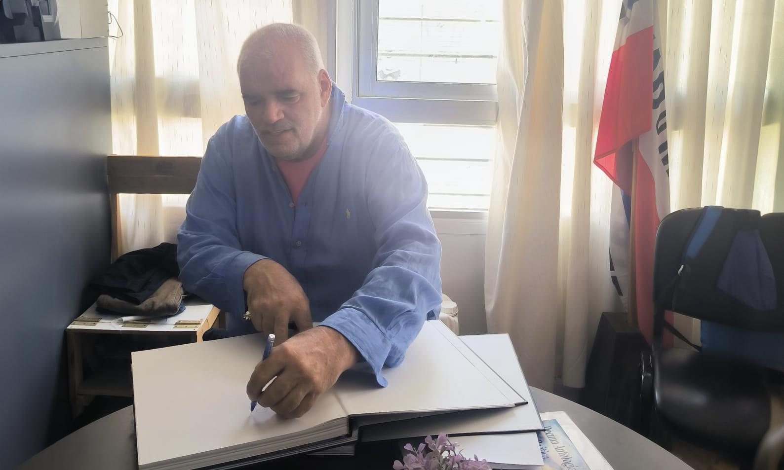 Atchugarry visitó UTU Buenos Aires y propuso inaugurar el nuevo teatro en el MACA junto a estudiantes