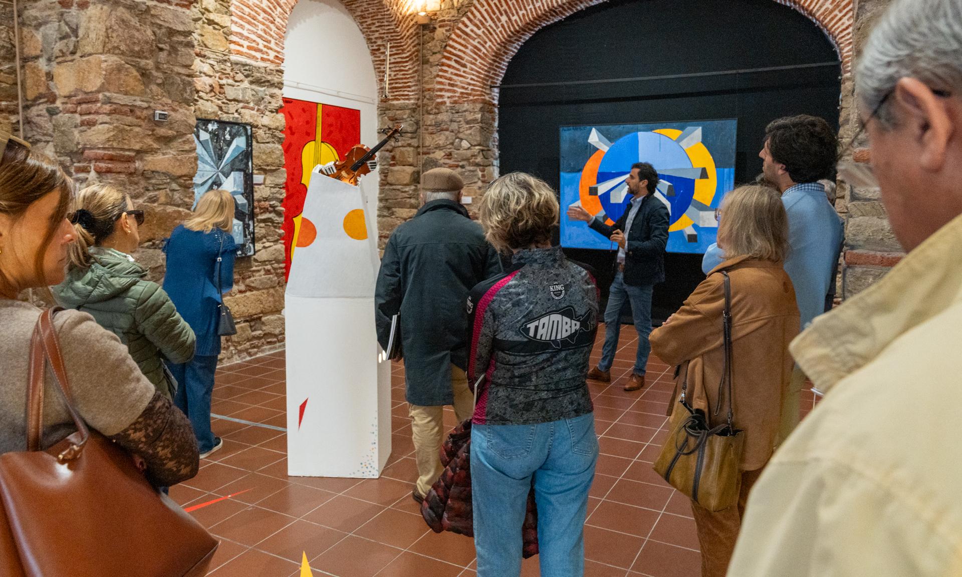 Continúan las visitas a la exposición “Abstracciones” del artista plástico Andrés Añasco