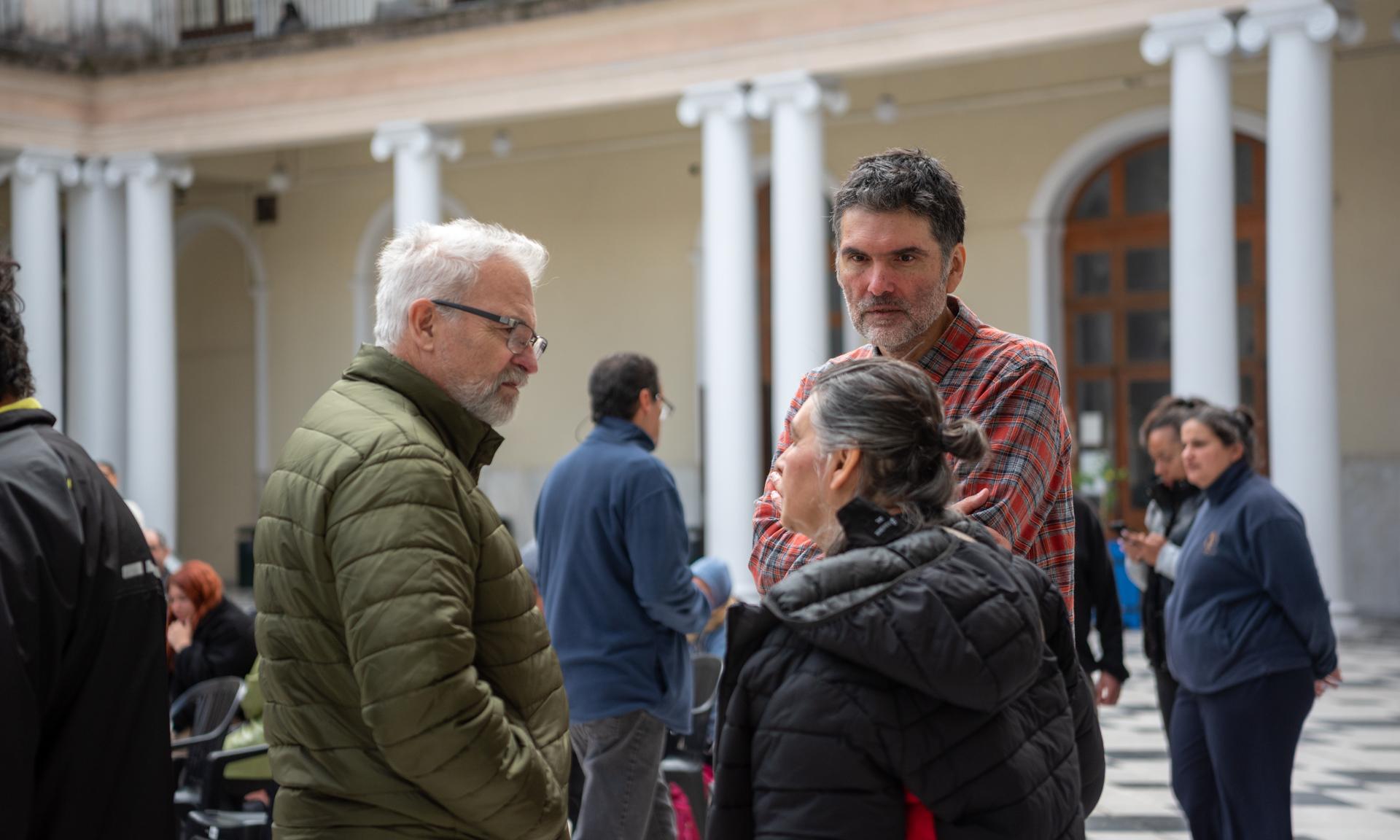 Artistas, docentes y estudiantes juntos, en una Master Class sobre la serigrafía