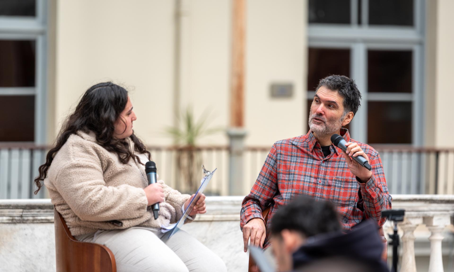 Artistas, docentes y estudiantes juntos, en una Master Class sobre la serigrafía