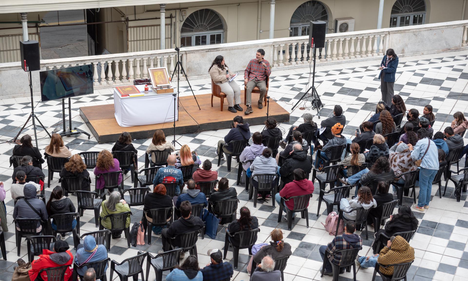 Artistas, docentes y estudiantes juntos, en una Master Class sobre la serigrafía