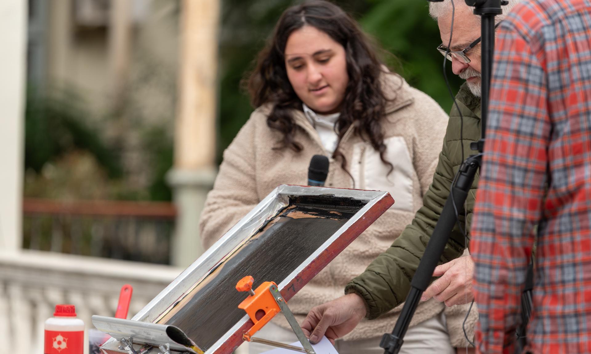 Artistas, docentes y estudiantes juntos, en una Master Class sobre la serigrafía