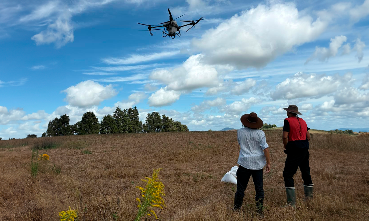 Dron agrícola llegó a Minas de Corrales y permitió a los estudiantes realizar prácticas por primera vez