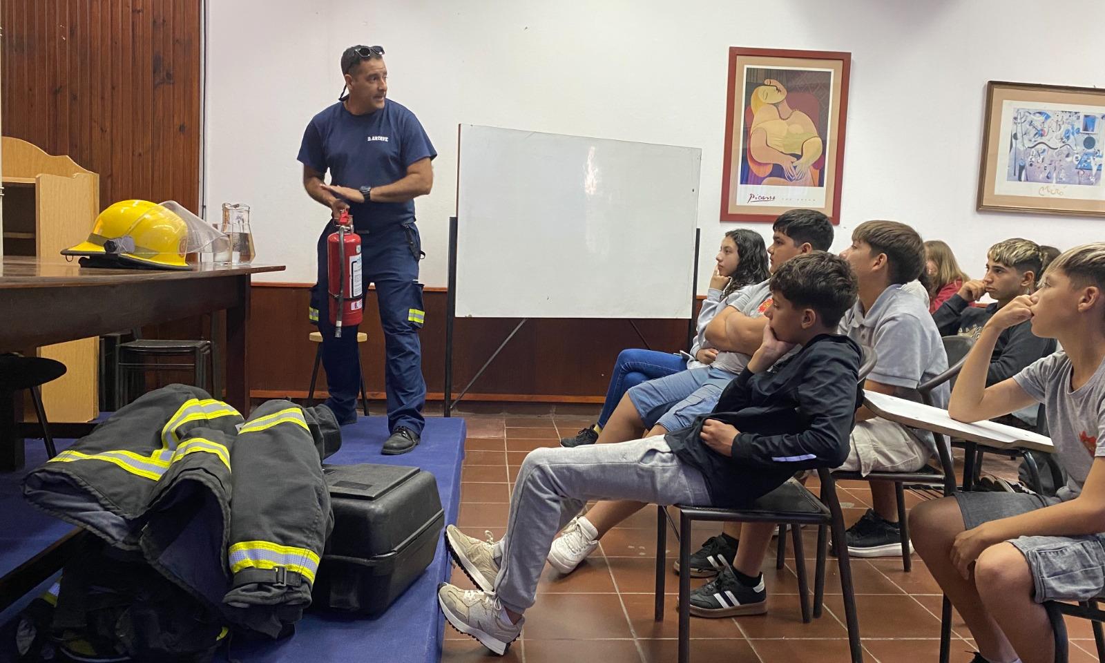 Por primera vez, estudiantes de Salto realizaron una capacitación en prevención de incendios junto a bomberos